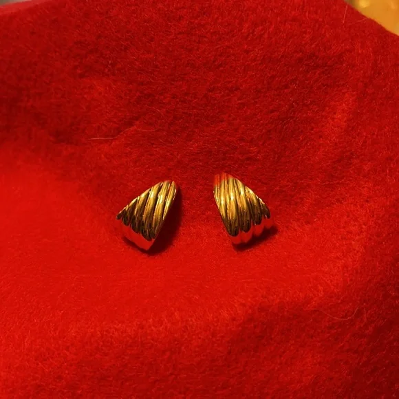 Women’s Beautiful Vintage Monet gold Fan pierced earrings 3/4” - Picture 3 of 5
